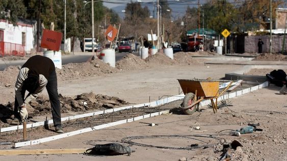 los responsables de las empresas adjudicatarias de los diferentes lotes que componen las obras de la quinta etapa del Proyecto Integral barrio La Favorita. / Imagen ilustrativa / Archivo Los Andes