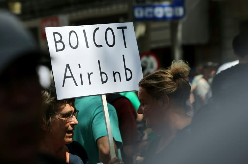 Protesta contra Airbnb el 15 de junio de 2025 en la ciudad espa&ntilde;ola de Barcelona.