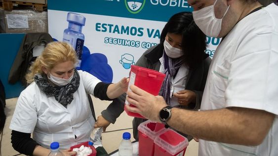 Mariana Vidal y Miguel Ángel Sosa, dos futuros enfermeros que comenzaron a trabajar como voluntarios en la vacunación a principios de año y hoy están son parte de una beca para completar sus prácticas y recibirse de enfermeros. Foto: Ignacio Blanco / Los Andes