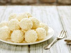 como hacer deliciosas trufas de coco y limon en minutos: receta sin harinas, sin azucar y pocos ingredientes
