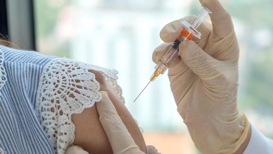 La modificación del calendario de vacunación contra el VPH busca ampliar los sectores que la reciben pero causa preocupación en expertos