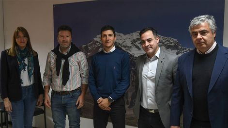 Los Andes | Firma de acuerdo con Club San Martín Julieta Nadin junto a Damián Reyes, Camilo de Lillo, Mariano Tamagnone y Raúl Pedone firmaron un acuerdo corporativo entre Club San Martín y Los Andes