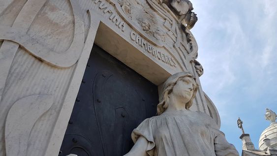 El último susurro de Rufina: historia real de una muerte que sigue viva. Su mausoleo en el Cementerio de la Recoleta. Foto: Luciana Sabina&nbsp;