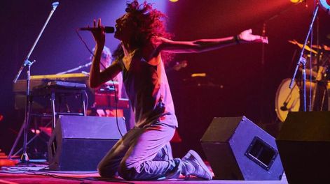 Los Andes | Iván Hochman como Fito Páez en una escena de la serie de Netflix.