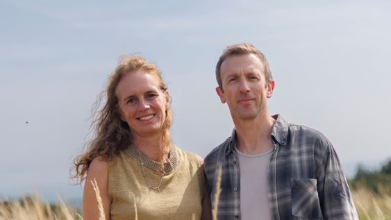 una pareja compro un campo de golf, planto 80.000 arboles y 5 anos despues se convirtio en un bosque nativo