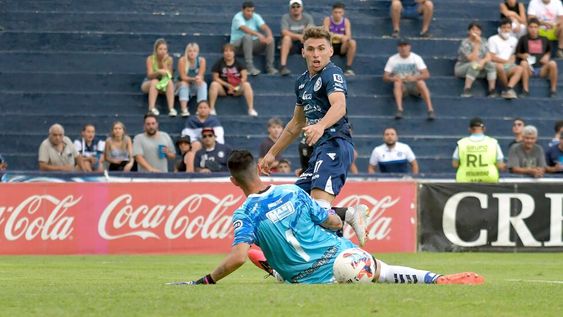 La definición de Coronel va camino a ser gol frente a Quilmes, en el Bautista Gargantini. Foto: Orlando Pelichotti / Los Andes