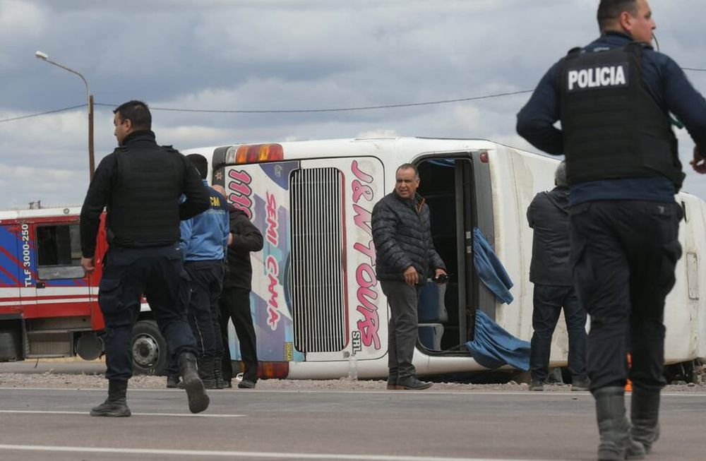Así quedó el micro con hinchas de Boca que volcó en San Martín y murió una mujer. Foto: Ignacio Blanco / Los Andes
