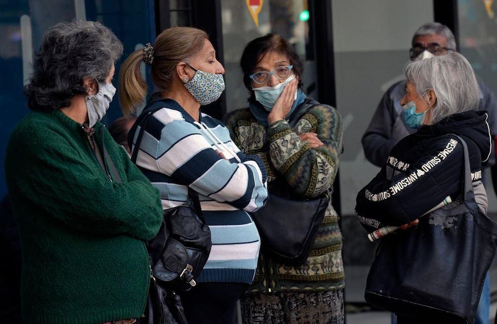 26 de abril 2022 Mendoza  SociedadEsperas interminables en Banco de la Nación ArgentinaPor disposición de la Administración Nacional de la Seguridad Social (Anses), los bancos no volvieron a exigir el trámite de supervivencia (“ Fe de vida para jubilados ”) a los jubilados y pensionados para que cobren sus haberes. Y en muchos casos, deben hacerlo de manera mensual.Foto: Orlando Pelichotti / Los Andes