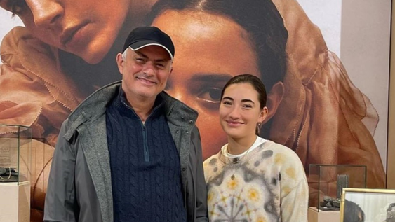 Matilde Mourinho junto a su padre, José Mourinho﻿, en su joyería.&nbsp;
