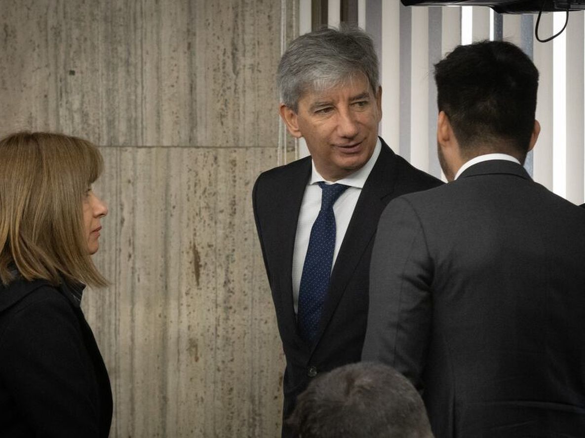 El exjuez Walter Bento junto a su esposa Marta Boiza y sus hijos durante el debate. Archivo Los Andes
