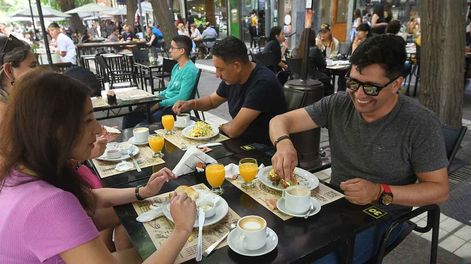Los Andes | Turistas provenientes de Brasil, Chile y Uruguay llegaron en mayor cantidad que los nacionales debido al balotaje del domingo. | Foto: José Gutiérrez / Los Andes