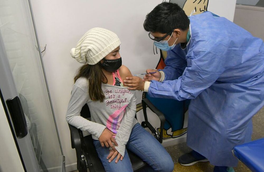 Desde la cartera nacional afirmaron que la vacunación de niños, niñas y adolescentes contribuye a garantizar la presencialidad escolar plena y cuidada en el ciclo lectivo 2022 / Foto: Orlando Pelichotti