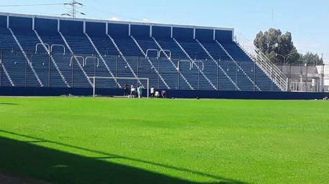 El césped del Gambarte fue resembrado y pintaron la tribuna Este