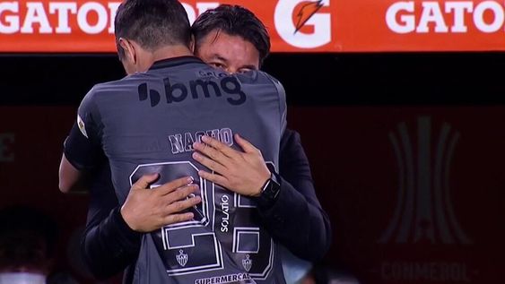 El mediocampista saludó con mucho afectó al Muñeco, su ex entrenador, antes del arranque entre River y Atlético Mineiro por los cuartos de final de la Copa Libertadores. / Gentileza.