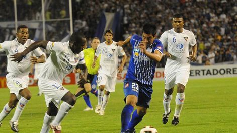 Los Andes | Ariel Rojas maniobra entre defensores de la Liga de Quito, el primer rival internacional que tuvo Godoy Cruz en la Copa Libertadores / José Gutiérrez- Los Andes.