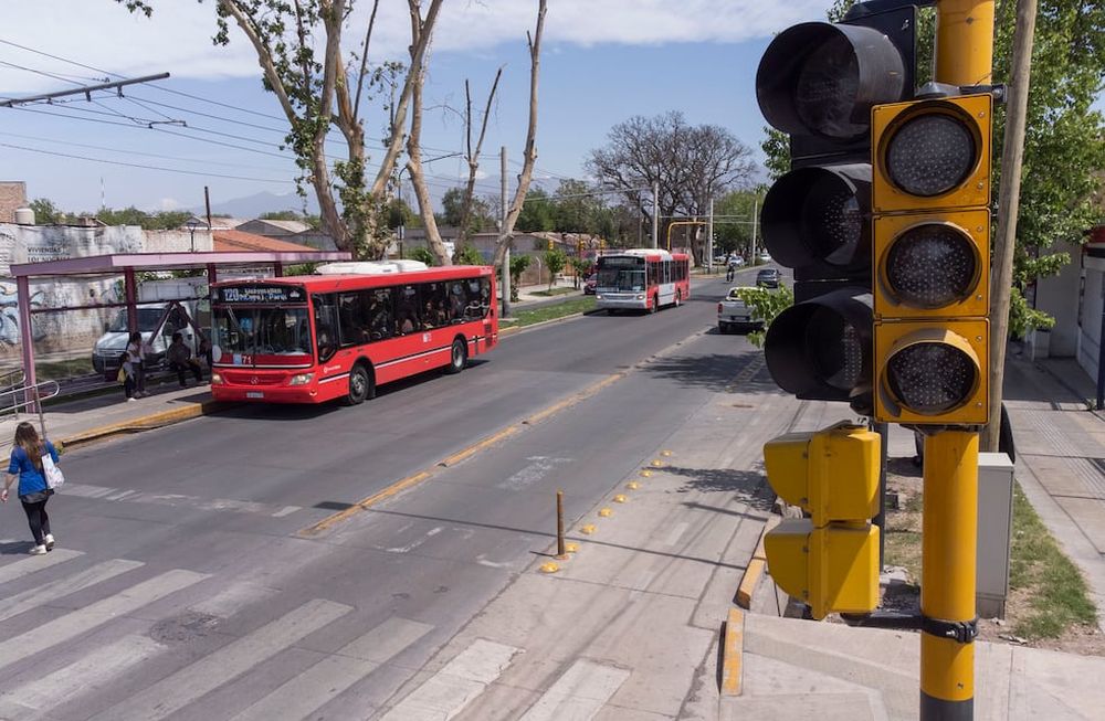 La arteria es una de las más transitadas del departamento. Allí confluyen el carril para el metrobus, una ciclovía y carriles para vehículos particulares. Foto: Claudio Gutiérrez / Los Andes