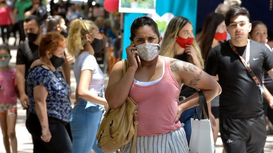La provincia comienza a tomar medidas en la Salud, ante una nueva ola del virus Covid 19. Muchos mendocinos optaron por volver al barbijo o tapa bocaFoto:  Orlando Pelichotti