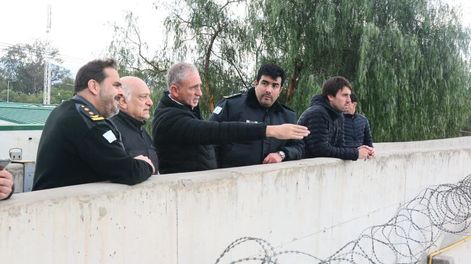 Los Andes | Junto a Eduardo Orellana, director del sistema penitenciario provincial, dos ingenieros de la empresa rionegrina estatal INVAP estuvieron recorriendo cárceles en Mendoza. Foto: Gobierno de Mendoza.