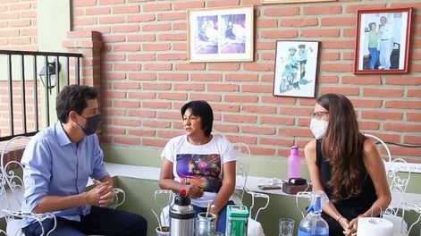 Los Andes | De Pedro, Gómez Alcorta y Sala, en la casa en la que la dirigente se encuentra con prisión domiciliaria.
