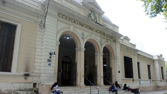 El edificio del Colegio Nacional Agustín Álvarez, frente a la plaza Independencia, fue declarado monumento histórico. Foto: Nicolás Ríos / Los Andes.