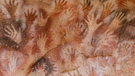 Los Andes | La cueva mide 170 metros de profundidad y en su interior fueron contabilizadas 829 imágenes, entre dibujos geométricos, escenas de caza, figuras solares y de animales.