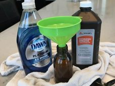 El agua oxigenada debe ser de un volumen bajo para que haga efecto sobre las telas opacas.
