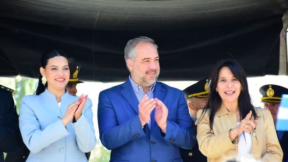 Los intendentes Flor Destéfanis (Santa Rosa) y Matías Stevanato (Maipú), con la senadora Mercedes Derrache (PJ). Foto: Prensa Santa Rosa