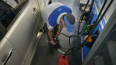 Descuentos de hasta $2.000 en YPF, Shell y Axion para cargar combustibles: qué días se pueden aprovechar (Orlando Pelichotti / Los Andes)