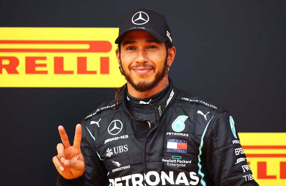 El británico de Mercedes quedó solo a seis triunfo del récord que tiene Michael Schumacher y a tres podios de igualar los 155 del alemán.