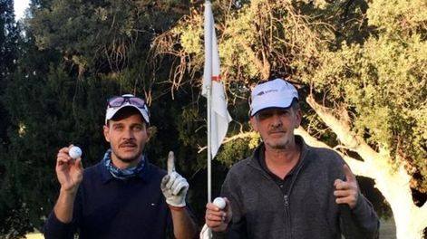 Protagonistas del insólito doble hoyo en uno en el Andino: Currenti y Morales.