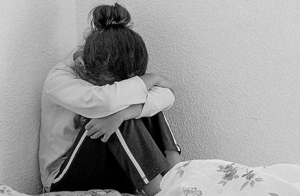 Le contó a su mamá que su padrastro la abusó, pero ella la amenazó: “Te voy a quemar la cara. Así que cállate la boca”. Imagen ilustrativa.