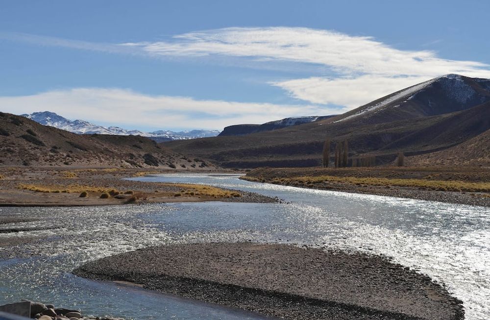 El agua que corre “sin tener pies” por canales, diques y acequias, simboliza el triunfo de su trabajo y esfuerzo para transformar el desierto en oasis / Archivo