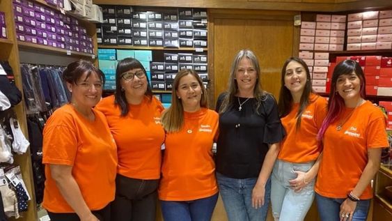 El equipo a pleno de la casa central, de izquierda a derecha Carina, Débora, Sandra, Carolina Vila (actual líder del emprendimiento famliar), Antonella y Daiana.