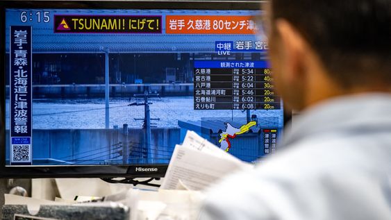 Mensaje de alerta en pantalla durante una transmisión en directo de NHK con aviso de tsunami tras un terremoto en el norte de Japón, en Tokio, el 20 de abril de 2026.