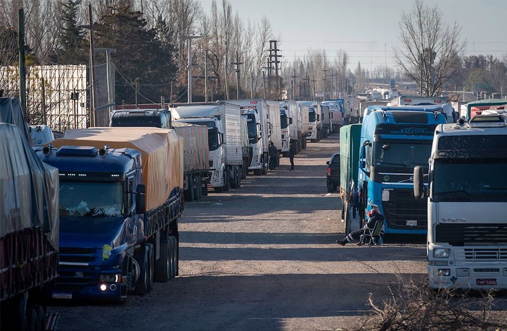 Ayer a la tarde quedó habilitado el cruce internacional tras 12 días de espera y unos 6000 camiones varados en la provincia. Foto: Ignacio Blanco / Los Andes