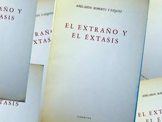 El extraño y el éxtasis fue el único libro publicado por Abelardo Roberto Vázquez, poeta, hijo del poeta (y casi homónimo) Abelardo Vázquez.
