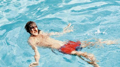 Los Andes | En la semana del cumpleaños 70 de Charly García, el recuerdo del salto a la pileta desde el noveno piso de un hotel mendocino y la gran pregunta: ¿por qué se tiró Charly García del noveno piso?