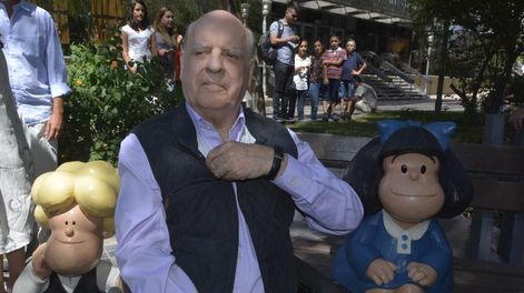 Quino y las esculturas de Susanita y Mafalda en la calle Arístides (Foto archivo)
