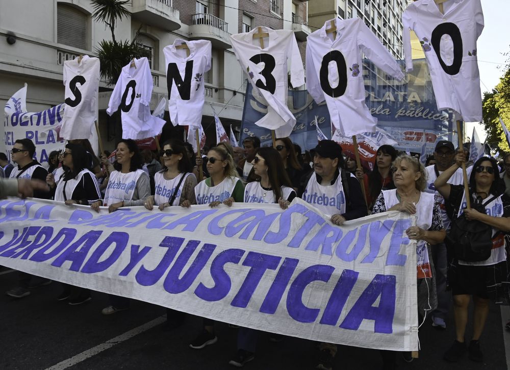 Organismos de Derechos Humanos, movimientos sociales, sindicatos y vecinos marcharon por las calles de Mar del Plata en un nuevo aniversario por el Día de la Memoria. A 49 años del golpe de Estado por parte de la última dictadura militar- La Marcha partió desde Av.Luro y San Luis hacia la costa volvió por Av.Colón hasta su inicio. Una de las marchas más numerosas realizadas en la ciudad de la Costa Atlántica. 