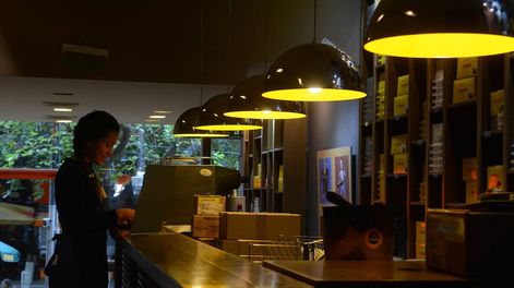 Los Andes | Mendoza 18  mayo de 2018   Economía   TarifasEl EPRE decidió congelar las tarifas eléctricas hasta agosto. Mariana atiende en el café Havanna.Consumo   Electricidad   Luz   Boleta   Energía   Lámpara   Corriente   Tarifazo   Servicios Los Andes