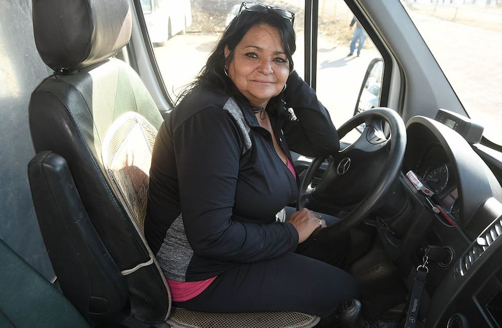 Las jornadas de Rosana empiezan a las 4 de la madrugada porque a las 8 debe llevar a los empleados de YPF a Luján. Foto: José Gutiérrez / Los Andes