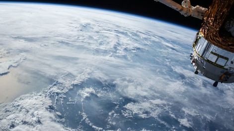 Es el primer latinoamericano en enviar cenizas de personas y mascotas al espacio exterior.