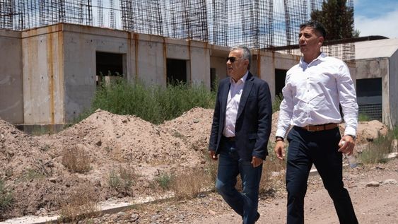Sin terminar. Alfredo Cornejo y Marcos Calvente recorren la construcción abandonada en Guaymallén del barrio Procrear INV. Lo anunció el INV en 2022 pero quedó trunco.