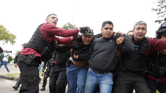 Protesta de colectiveros. El ministro de Seguridad Sergio Berni fue agredido por los manifestantes y debió ser evacuado en un auto blidando. (Maxi Failla / Clarín)