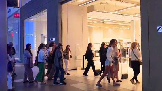 Mendocinos arrasan el local de Zara en el Mall Marina de Chile.