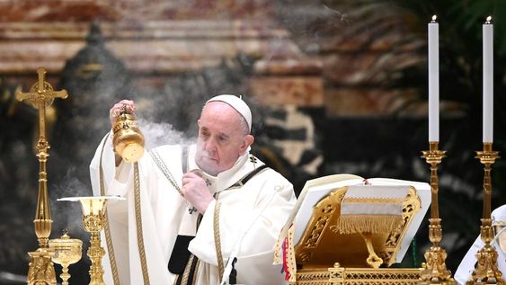 No podemos dejar que los nacionalismos cerrados nos impidan vivir como la verdadera familia humana que somos, dijo Francisco