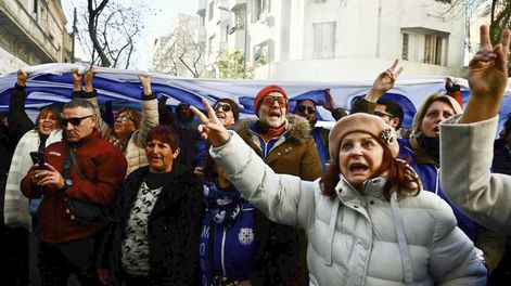El departamento de Cristina Kirchner se llena de militancia peronista cada día