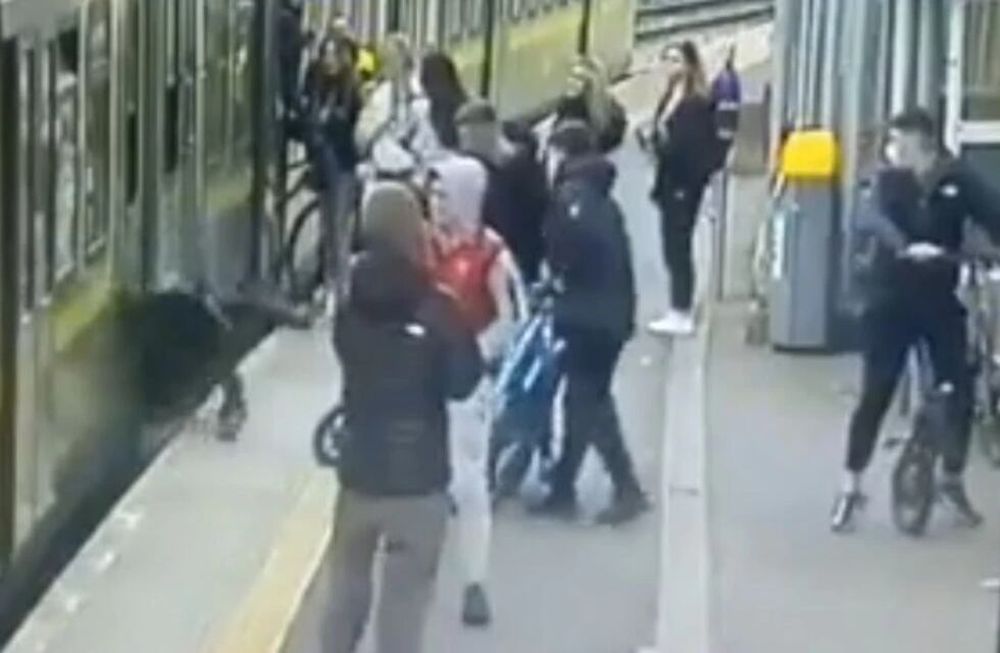 Un grupo de jóvenes empezó a intimidar a patadas a un grupo de mujeres. Cuando una de ellas intenta evitarlos, se cayó por el hueco entre el vagón y el andén. / Foto: Web