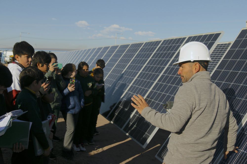 En el este. Alumnos durante una visita al Parque Solar de Pasip, en Palmira. (Imagen 