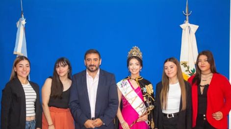 Los Andes | El Intendente Fernando Ubieta junto la Reina Departamental 2024,Virginia Beneite, y las candidatas que participarán por la corona en la Fiesta Departamental de la Vendimia 2025